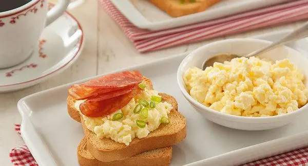 Torrada com Ovos Cremosos e Salame