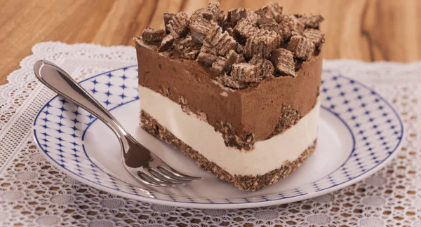 Torta de Chocolate Preto e Branco com Chocks Isabela